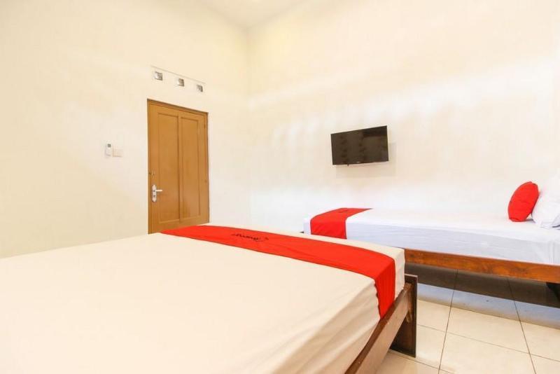 מלון Reddoorz Near Rs Sarjito יוגיאקרטה מראה חיצוני תמונה