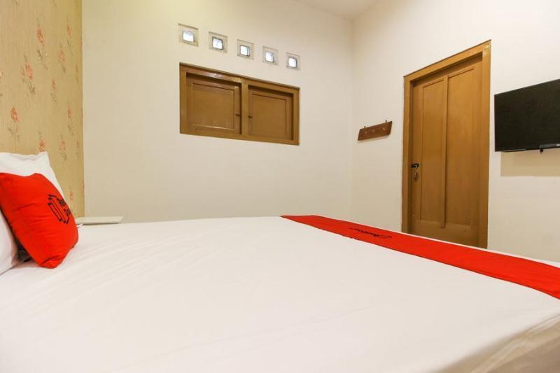 מלון Reddoorz Near Rs Sarjito יוגיאקרטה מראה חיצוני תמונה