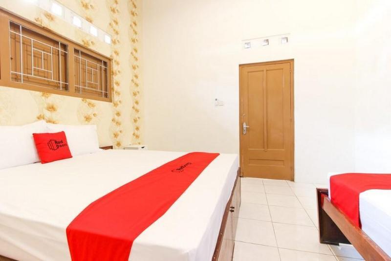 מלון Reddoorz Near Rs Sarjito יוגיאקרטה מראה חיצוני תמונה