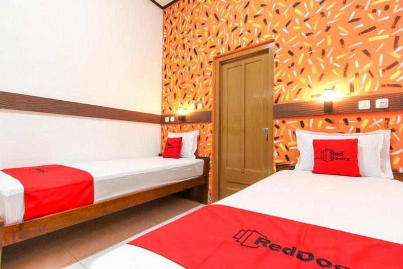 מלון Reddoorz Near Rs Sarjito יוגיאקרטה מראה חיצוני תמונה